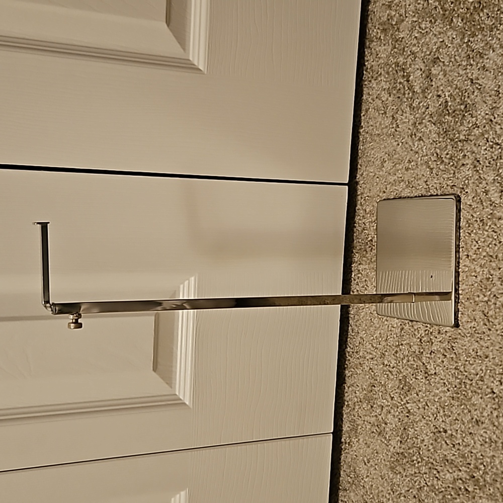 Single hook adjustable purse display